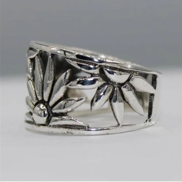 Women's Bohemian Minimalist Silvertone Daisy Ring various - Picture 4 of 4
